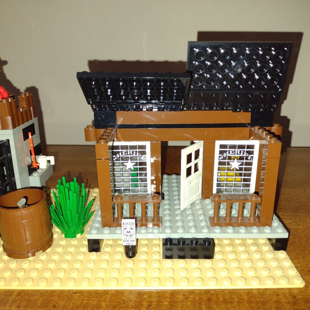 Like new Lego Sheriff's Lock Up Prison w Exploding Jail Cell, retired w orig box - Picture 4 of 15